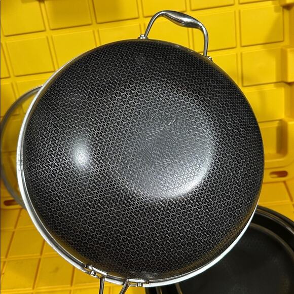 HEXCLAD 6-Piece Nonstick Stainless Steel Frying Pan Set 8", 10" 12" and Wok $600 - Picture 3 of 10